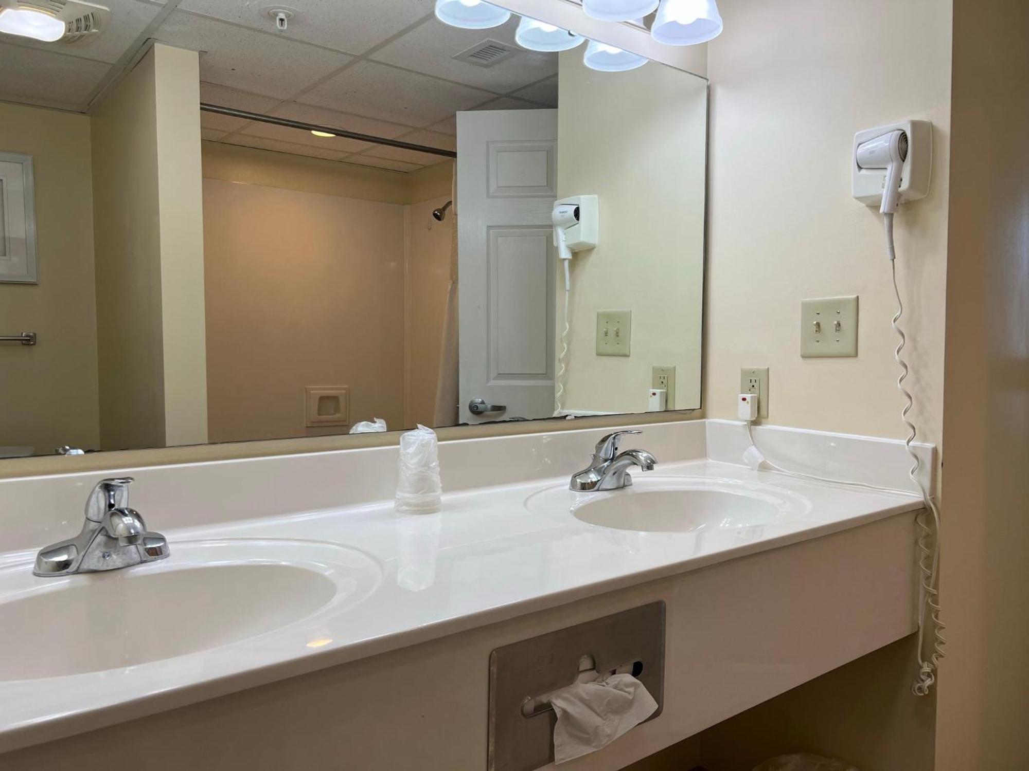 2501 S Ocean Blvd, 0811 - Ocean Front Sleeps 6 Myrtle Beach